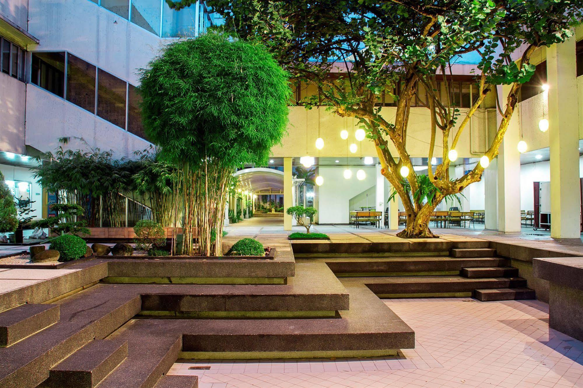 Aim Conference Center Hotel San Pedro Makati Exterior foto